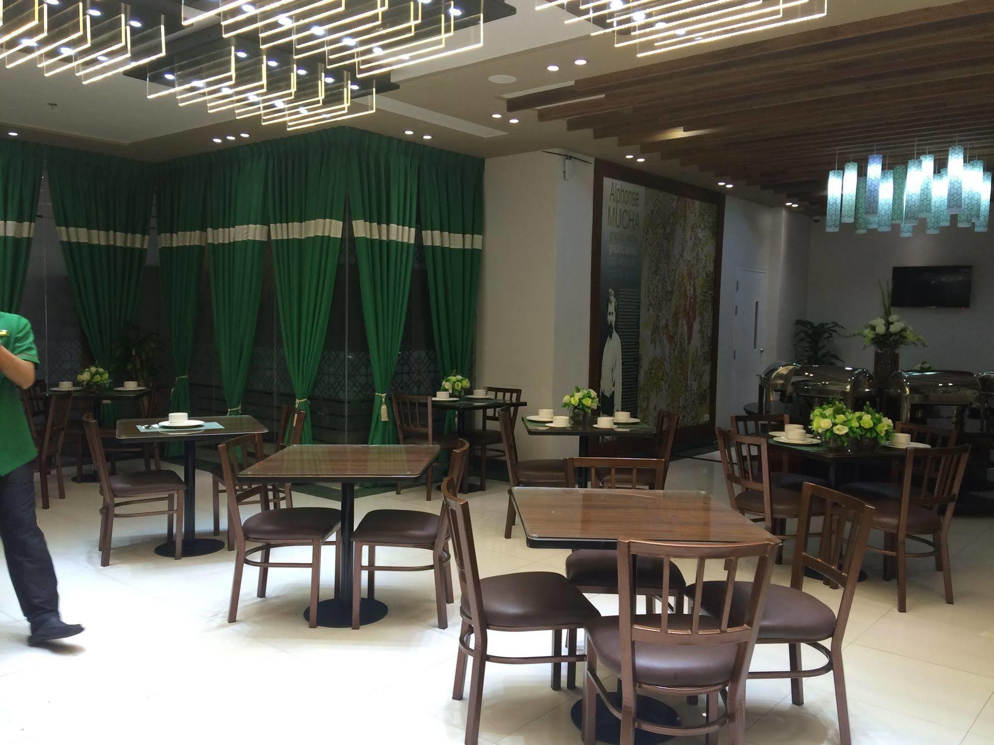 Eurotel Vivaldi Araneta Quezon City Buitenkant foto