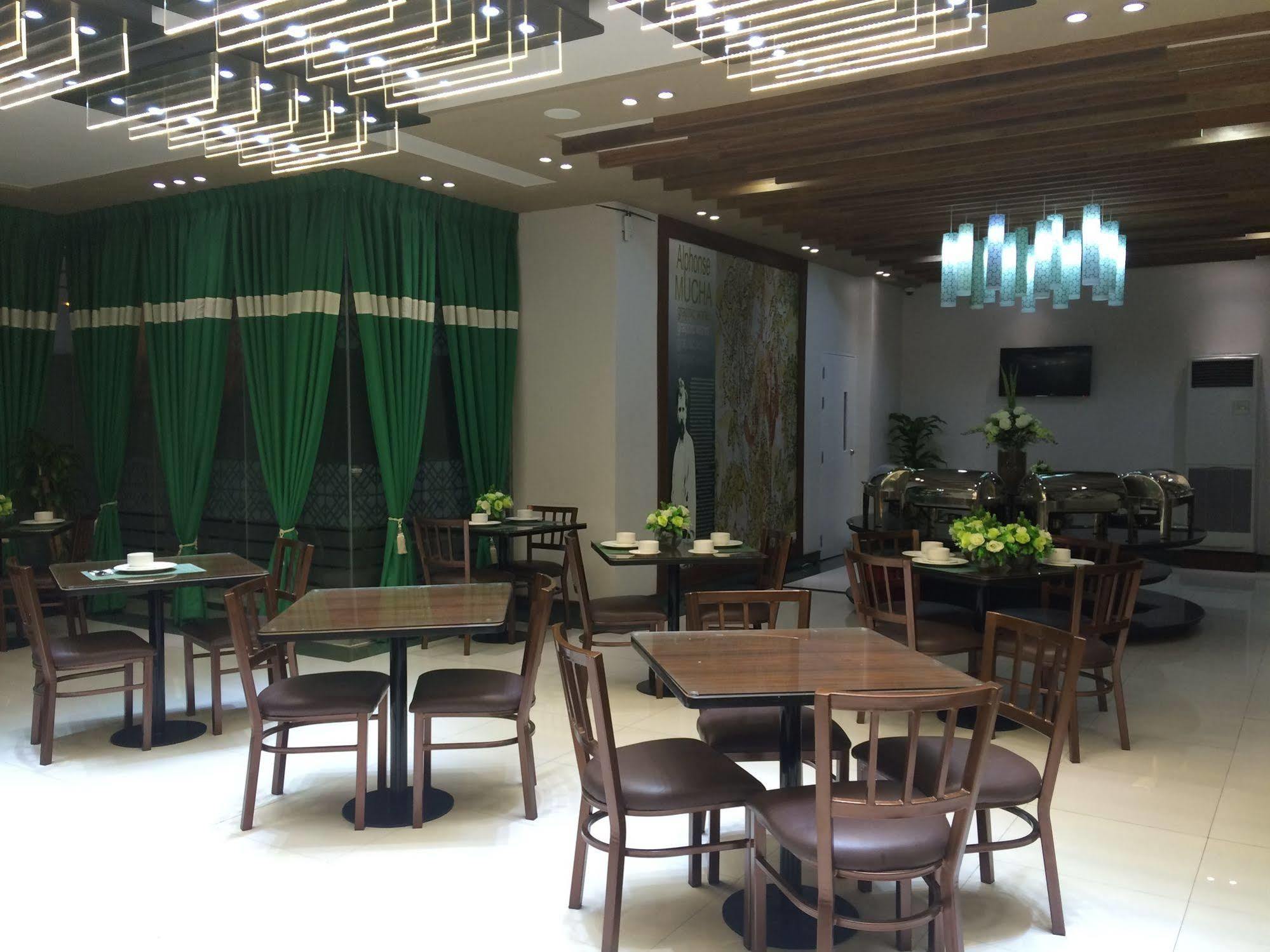Eurotel Vivaldi Araneta Quezon City Buitenkant foto