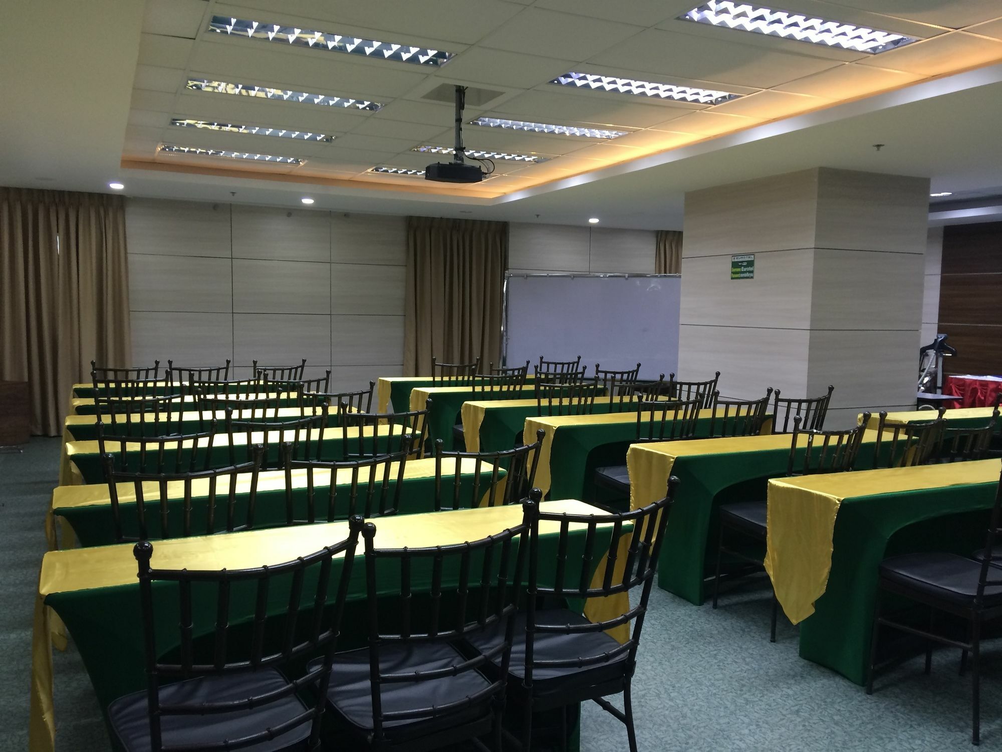 Eurotel Vivaldi Araneta Quezon City Buitenkant foto