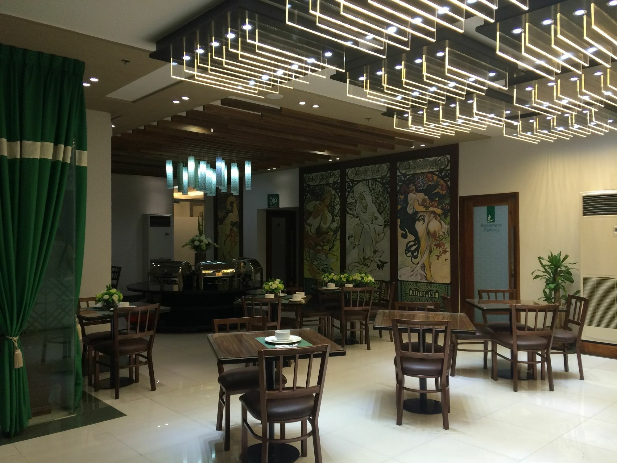 Eurotel Vivaldi Araneta Quezon City Buitenkant foto